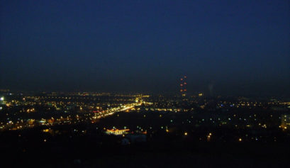 W chwilach. O miłości w grodzie Kraka. Panorama na Kraków z Kopca Krakusa. Kraków mieniący się tysiącem świateł.