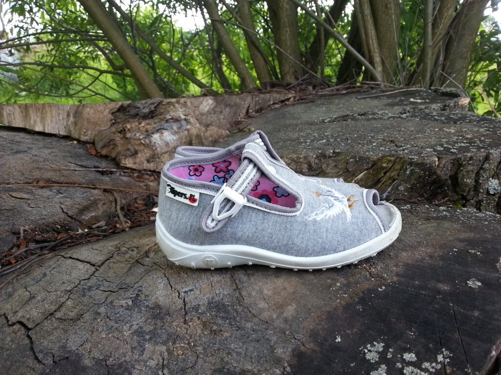 Sandały, kapcie polskiej marki Slippers Familly. Minimalistyczny wzór.