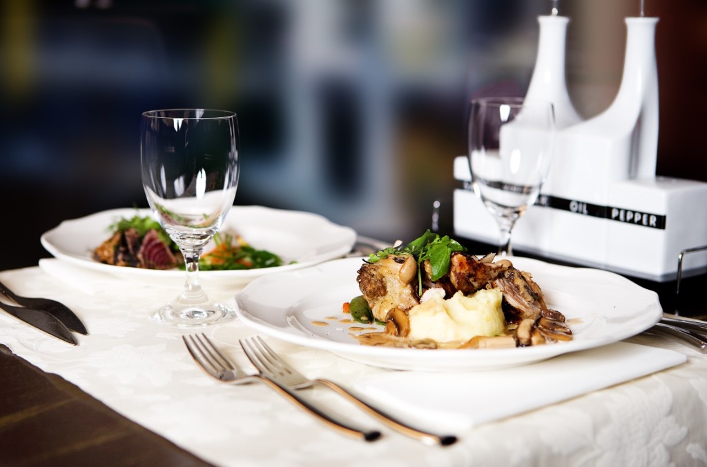 Wspólne chwile we dwoje w restauracji. Smaczne jedzenie uwieńczy ten miły czas.