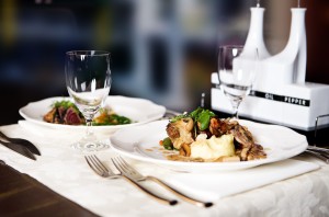 Wspólne chwile we dwoje w restauracji. Smaczne jedzenie uwieńczy ten miły czas.