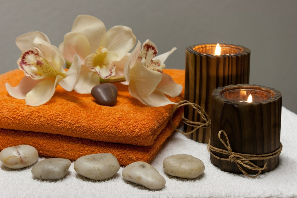 SPA, odnowa, masaż. Świece, kwiaty, kamienie - anturaż do masażu.