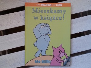 Książka "Mieszkamy w książce!" - Mo Willems. Wydawnictwo Babaryba. Okładka książki.