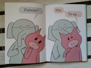 Książka "Mieszkamy w książce!" - Mo Willems. Wydawnictwo Babaryba. Fragment książki przedstawiający przestraszonych bohaterów książki.
