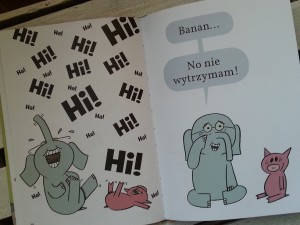 Książka "Mieszkamy w książce!" - Mo Willems. Wydawnictwo Babaryba. Fragment książki przedstawiający śmiejących się bohaterów książki.