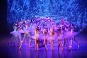 Przedstawienie baletowe doskonałym prezentem na urodziny trzyletniego dziecka. Screen ze strony Teatru Palladium z baletu "Jezioro Łabędzie".