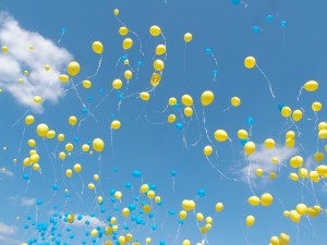 Prezent na urodziny dla trzyletniego dziecka. Zdjęcie przedstawia żółte balony na niebie.