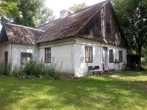 Oficyna dworska (leśniczówka) z piwniczkami.
