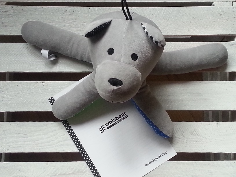 Whisbear - Szumiący Miś. Kolorystyka koi oko rodzica dziewczynki, po ataku różowego koloru.