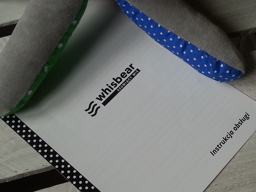 Whisbear - Szumiący Miś. Kolorystyka koi oko rodzica dzWhisbear - Szumiący Miś. Tak piękna instrukcja obsługi dopieszcza klienta.