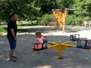 Tata z córką na placu zabaw