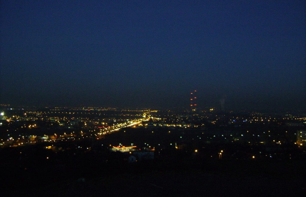 W chwilach. O miłości w grodzie Kraka. Panorama na Kraków z Kopca Krakusa. Kraków mieniący się tysiącem świateł.