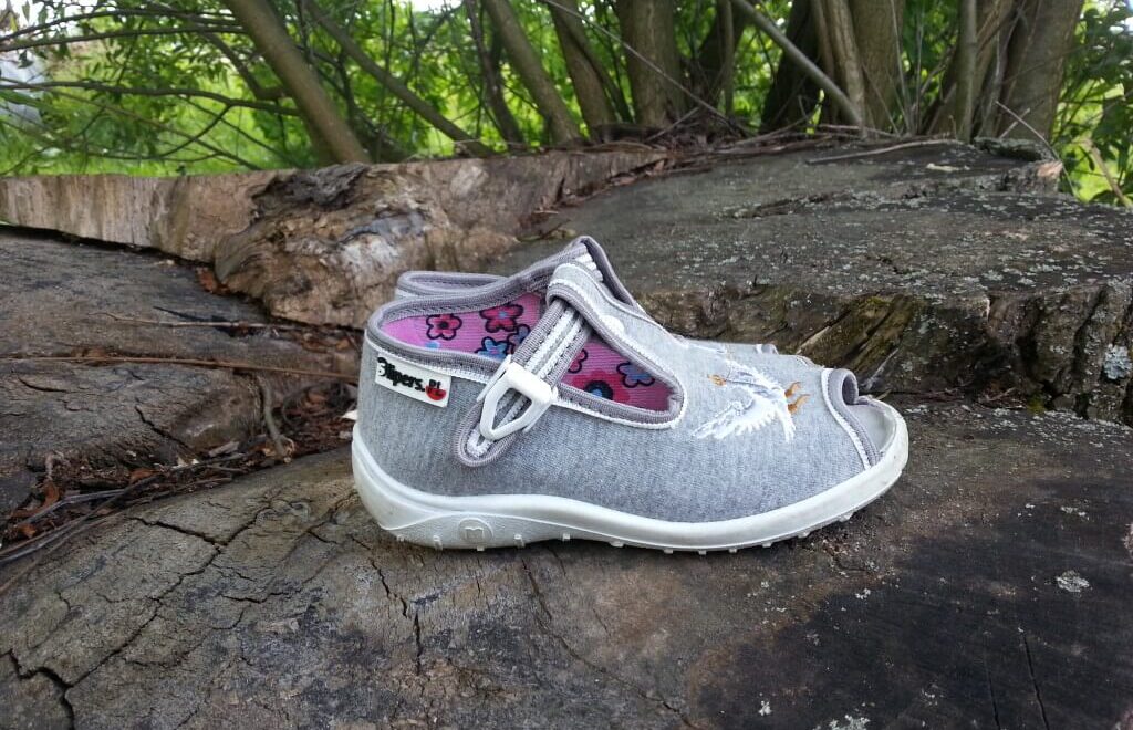 Sandały, kapcie polskiej marki Slippers Familly. Minimalistyczny wzór.