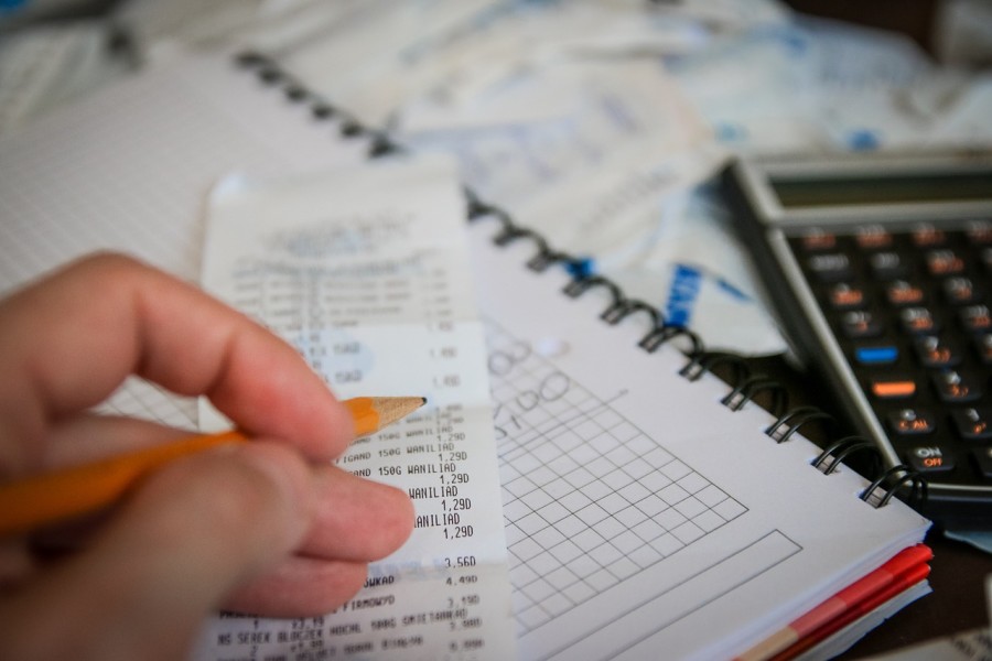 Paragony, kalkulator, długopis i kartka papieru - to niezbędniki przy prowadzeniu budżetu domowego. Finanse osobiste, planowanie wydatków są podwaliną budowy niezalezności finansowej.
